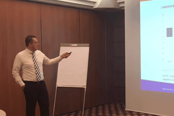 Marco Damiani StrategiaBancaria spiega a gruppo imprenditori Osa Community come ragiona la banca